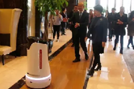 一米酒店机器人入职兰州皇冠假日酒店