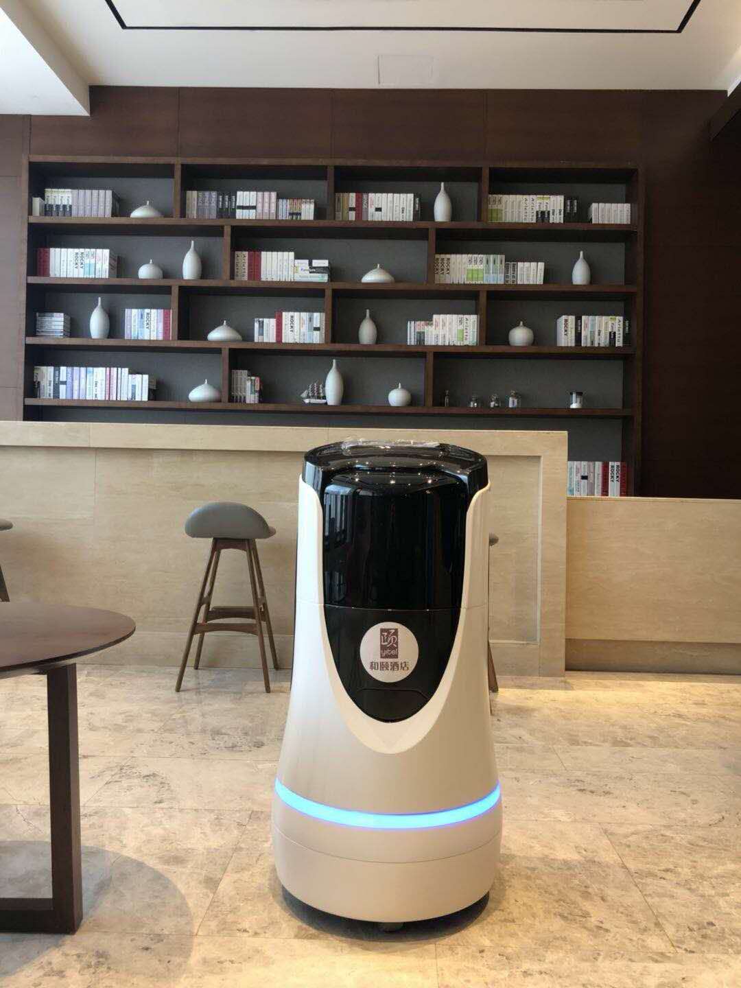 人工智能来袭，酒店机器人服务你体验过吗_杨家坪
